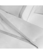 Dommelin Listra dekbedovertrek wit met een elegante zilveren lijn